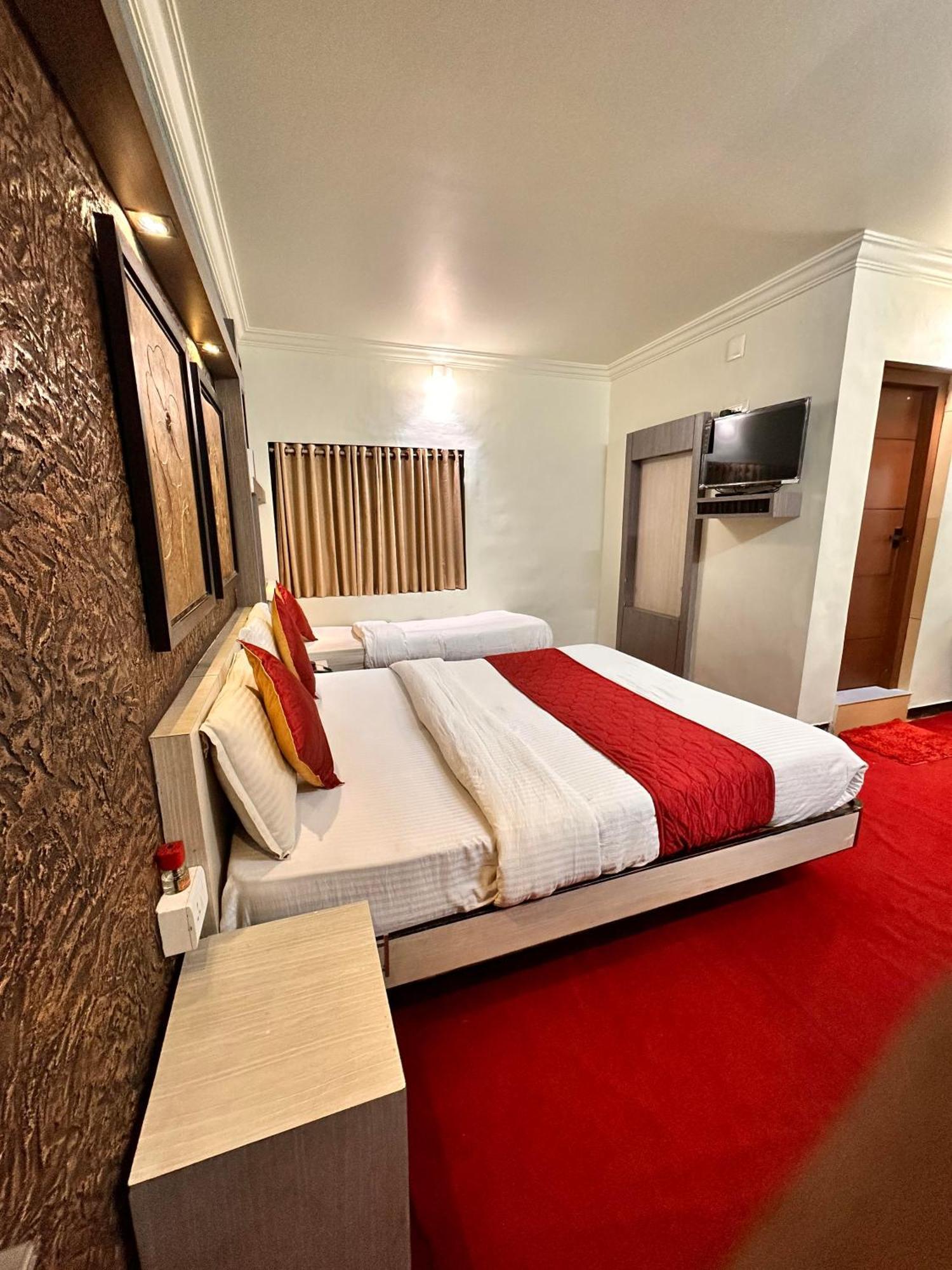 Hotel City Palace Ооти Екстериор снимка
