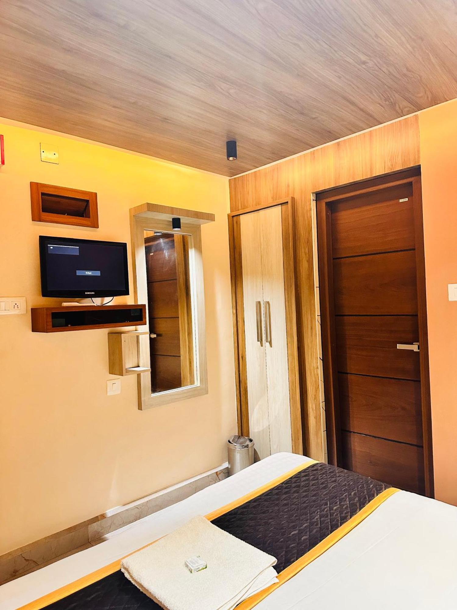 Hotel City Palace Ооти Екстериор снимка